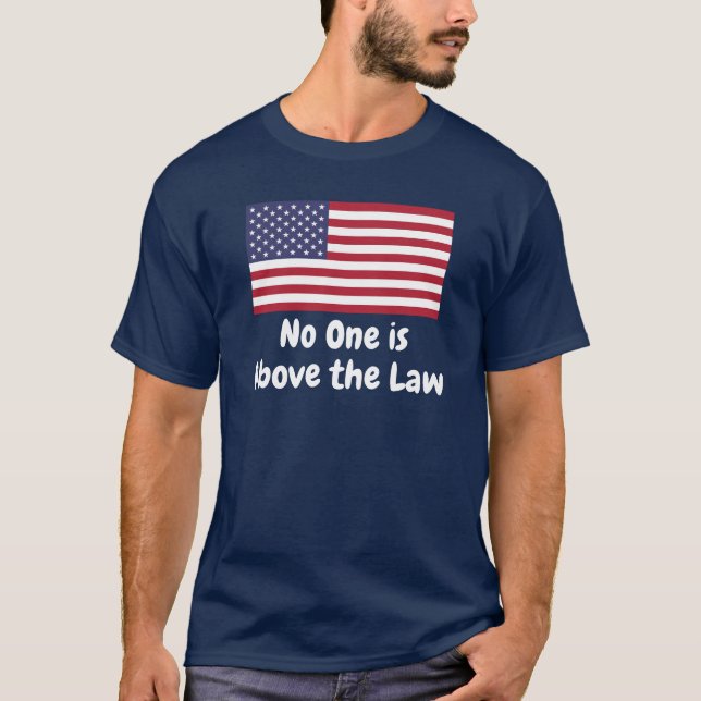 Ingen står över lagen t shirt (Framsida)