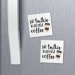 Ingen talkie före kaffe Humor Magnet<br><div class="desc">Kan du inte ens tänka på ett sammanhängande samtal före din morgonbrygga? Låt den här magnet prata för dig. Konstruktionen har "No Talkie before Coffee" i svart handskriven typografi av stil med en illustration av kopp på ett bordschaffe.</div>