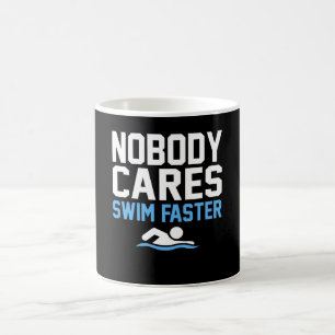 Ingen tar med sig Simma snabbare Roligt Swimmer Sw Kaffemugg