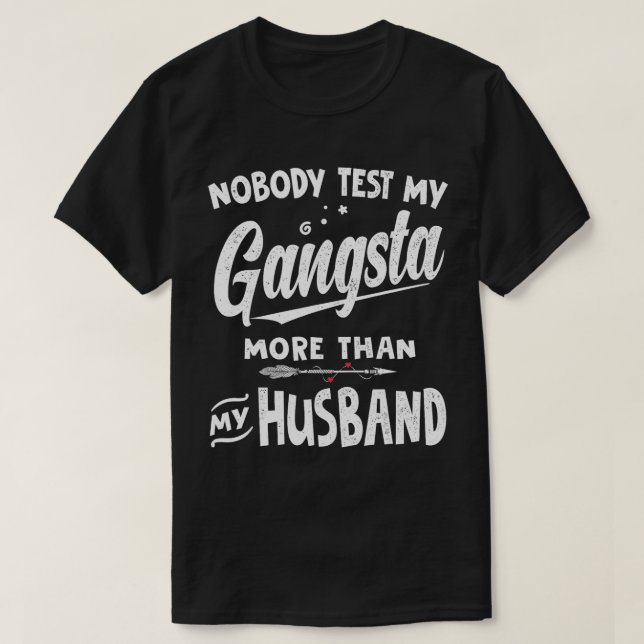 Ingen testar min gangsta mer än min hus roliga fru t shirt (Design framsida)