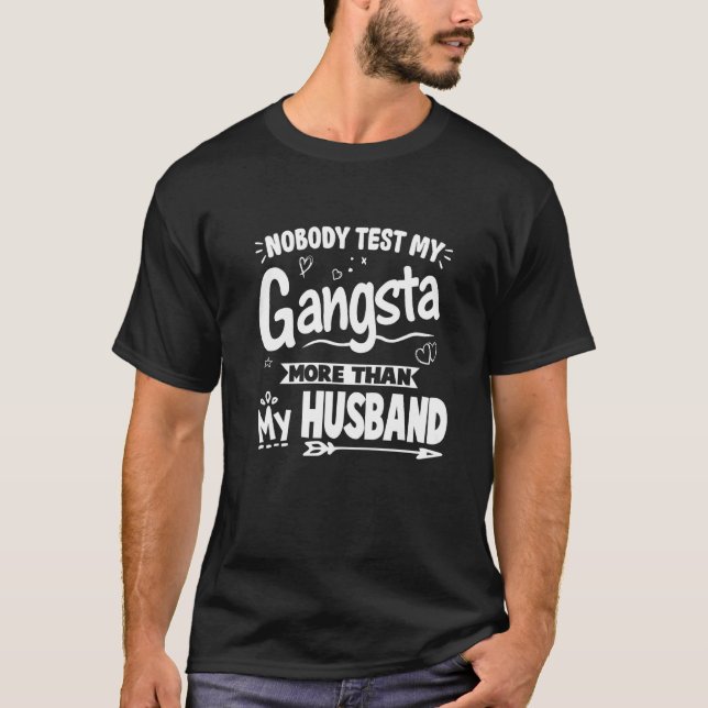 Ingen testar min Gangsta mer än min Make-fru W T Shirt (Framsida)