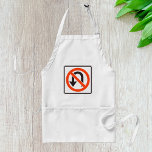 Ingen U-sväng-signatur Förkläde<br><div class="desc">Gör ett fet påstående i köket eller i grillen med den här snyggten och en praktisk platta med en grafik med ett klassiskt vägmärke "No U-Turn". Utformningen visar en böjd svart pil med en slående röd linje genom den och symboliserar ingen backning - perfekt för chefer som elak affärer! Den...</div>