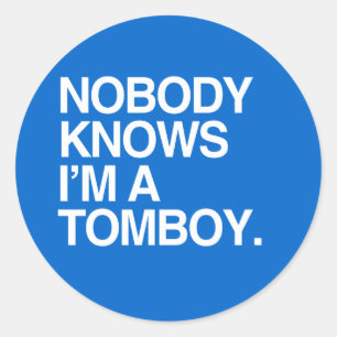 INGEN VET ATT JAG ÄR EN TOMBOY - WHITE -.png Runt Klistermärke