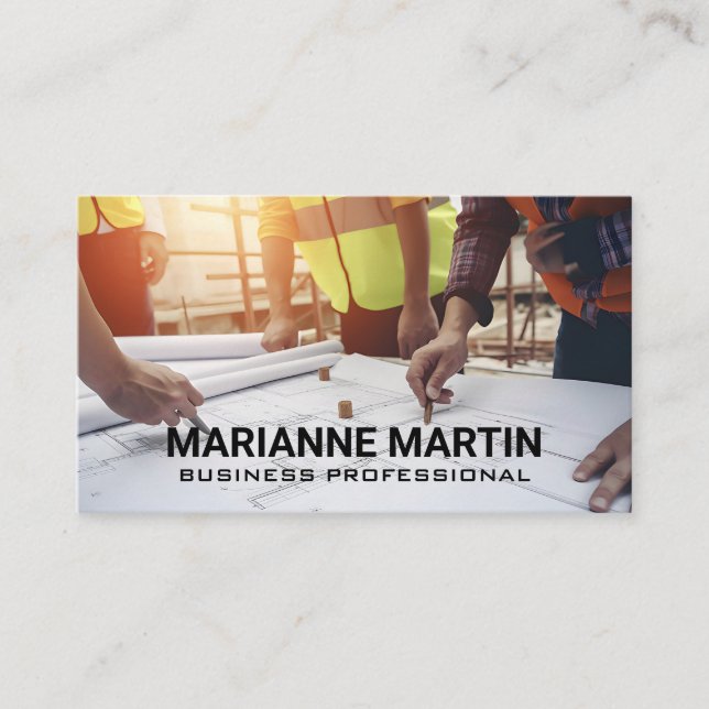 Ingenjör Tittar över skisser Visitkort (Framsida)