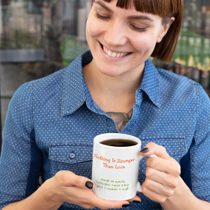 Ingenting är starkare än Humor-kaffet vid Kärlek F Mugg