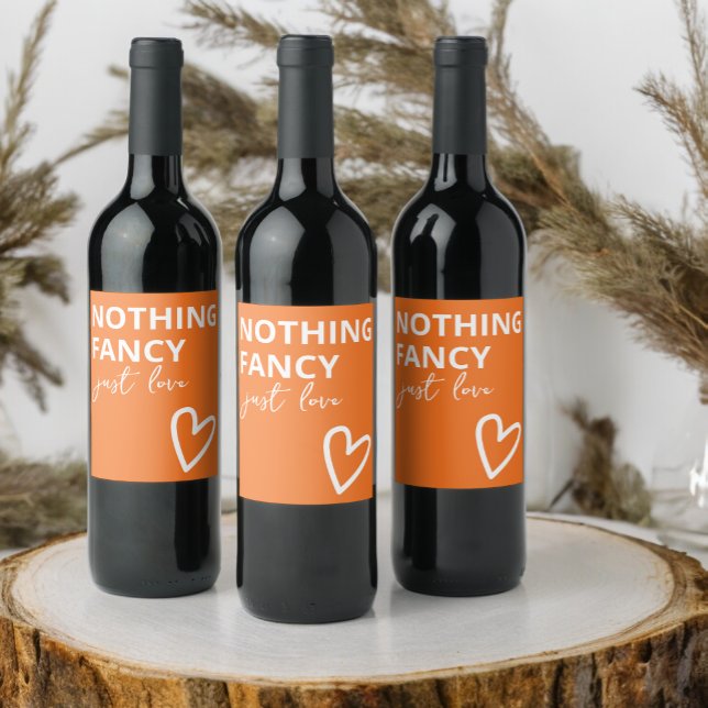 Ingenting Finare Just Kärlek 70-talets Retro Bröll Vinflaska Etikett (Nothing Fancy Just Love Minimalist Bold Modern Wedding Wine Labels from Ricaso. Retro 70s colors)