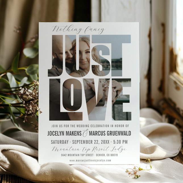 Ingenting Finare Just Kärlek fototypografi Bröllop Inbjudningar (Cute Nothing Fancy Just Love couple photo words typography simple modern unique wedding invitation)