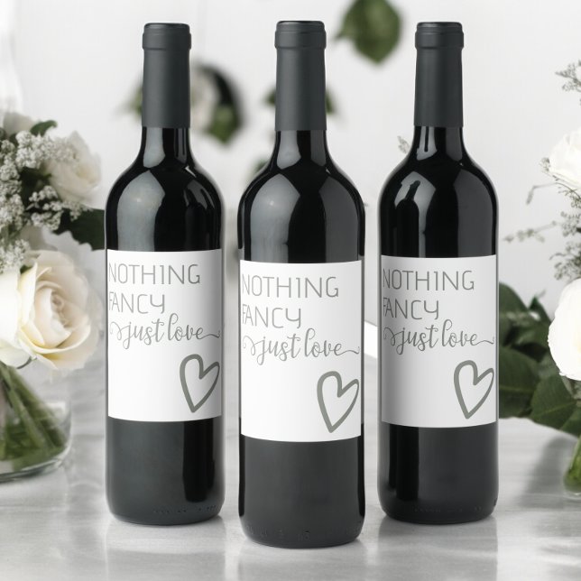 Ingenting Finare Just Kärlek minimalistiskt Bröllo Vinflaska Etikett (Nothing Fancy Just Love Minimalist Wedding Wine Labels from Ricaso. Sage green and white typography)