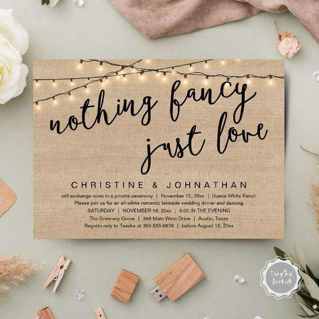 Ingenting Finare, precis Kärlek Rustic Bröllop Mid Inbjudningar (Nothing Fancy, Just Love Rustic Wedding Dinner Invitation Card PDF String Lights Brown Wood)