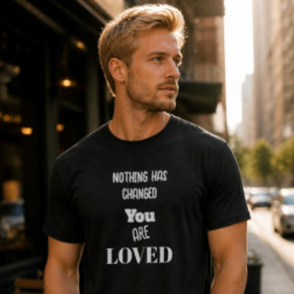 Ingenting har förändrats, Du är älskad Basic Mörk  T Shirt