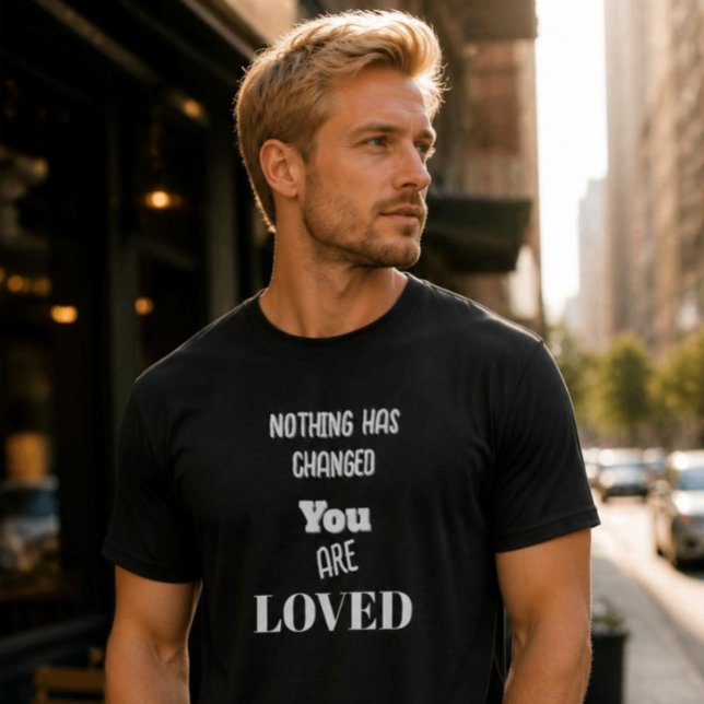 Ingenting har förändrats, Du är älskad Basic Mörk  T Shirt (Skapare uppladdad)