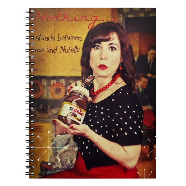 Ingenting… stativ mellan mig och Nutella Anteckningsbok (Framsidan)