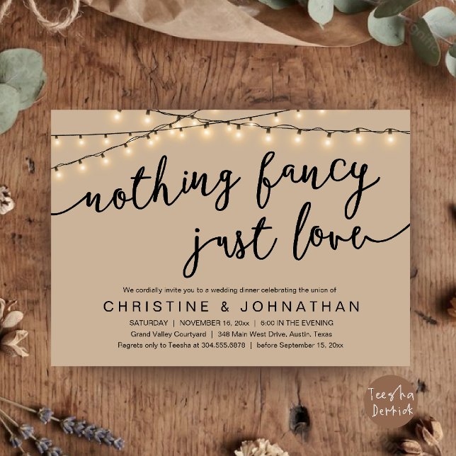 Inget fancy, bara kärlek, rustik bröllopsmiddag inbjudningar (Nothing Fancy, Just Love, Rustic Wedding Dinner Invitation Card Rustic Cottage String Lights in Tan)