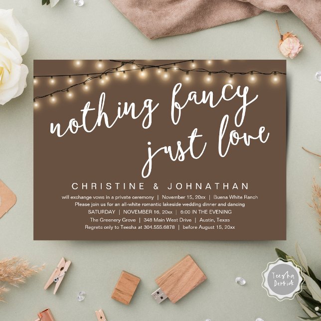 Inget fancy, bara kärlek Rustik bröllopsmiddag Inbjudningar (Nothing Fancy, Just Love Rustic Wedding Dinner Invitation Card PDF String Lights Earthy Taupe Brown)