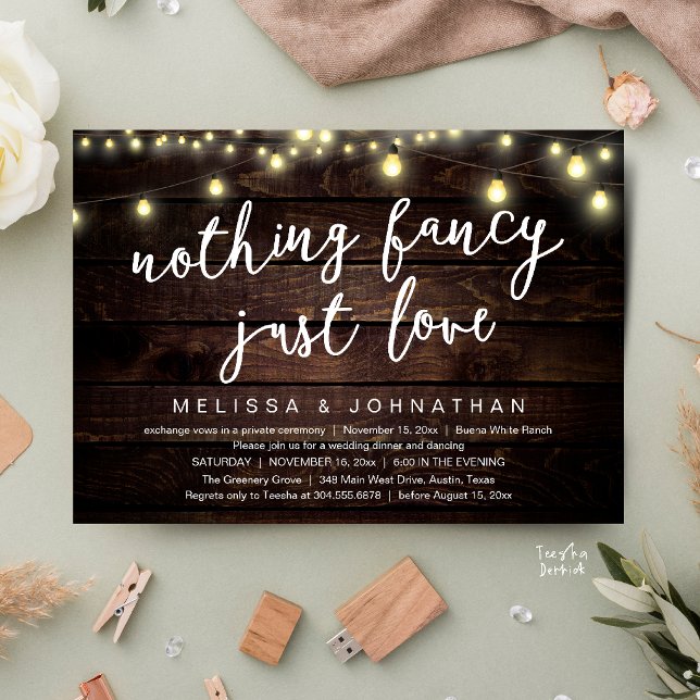 Inget fint bara kärlek Rustika strängljus Inbjudningar (Nothing Fancy Just Love Rustic String Lights Invitation Card in Cottage dark brown wood)