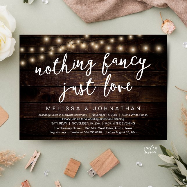 Inget fint bara kärlek Rustika strängljus Inbjudningar (Nothing Fancy Just Love Rustic String Lights Invitation Card in Cottage dark brown wood)