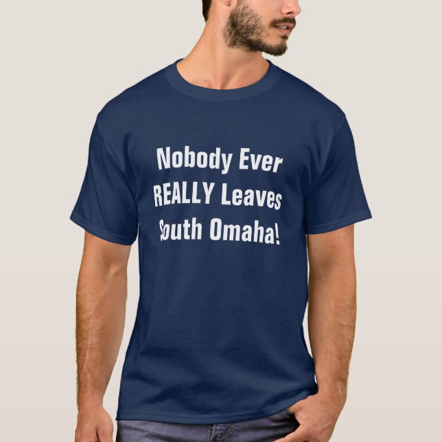 INGET LÄMNAR NÅGONSIN EGENTLIGEN SÖDRA OMAHA! TEE SHIRT (Framsida)