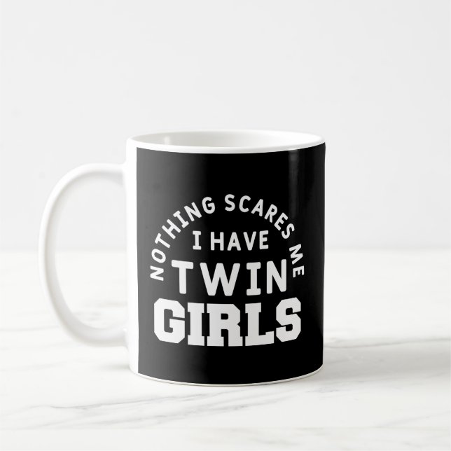 Inget Skrämmer mig att jag har två Mamma Pappa av  Kaffemugg (Vänster)