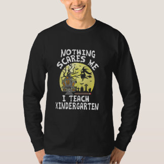 Inget Skrämmer mig i Teach Kindergarten Halloween T Shirt