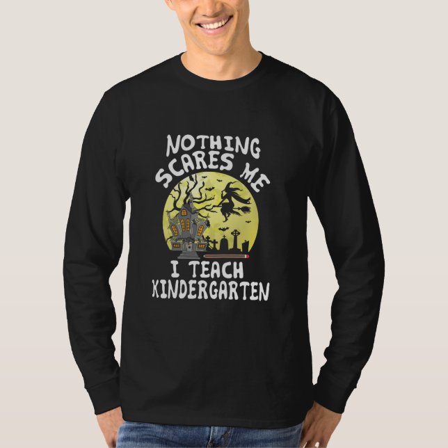 Inget Skrämmer mig i Teach Kindergarten Halloween T Shirt (Framsida)