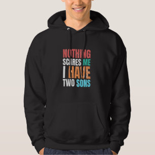 Inget skrämmer mig jag har två söner Roliga föräld Hoodie