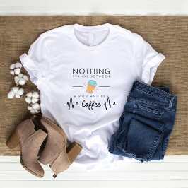 Inget står mellan Mamma och hennes kaffe T Shirt