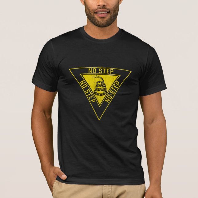 INGET STEG FÖR GADSDEN SNAKE MILITÄRT LUFTFART STI T SHIRT (Framsida)