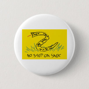 Inget steg på Snek Gadsden-Flagga Knapp