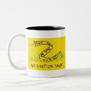 Inget steg på Snek Gadsden-Flagga Två-Tonad Mugg