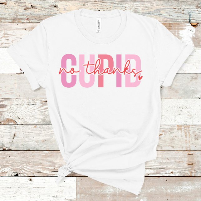 Inget tack för Cupid-nyans anpassade namn Alla hjä T Shirt (No Thanks Cupid Funny Custom Name Valentine's Day T-Shirt on a wooden table)