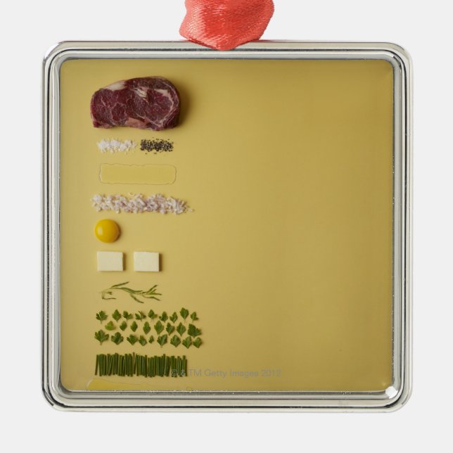 Ingredienser för tartare för steak på gult julgransprydnad metall (Framsidan)