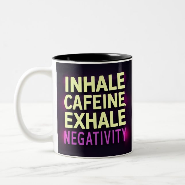 "Inhale Caffeine, Exhale Negativitativitet" Två-Tonad Mugg (Vänster)