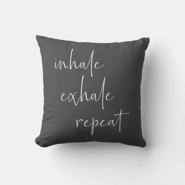 Inhale Exhale inspirationcitationsot minimalistisk Kudde (Framsida)