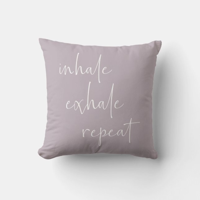 Inhale Exhale inspirationcitationsot minimalistisk Kudde (Framsida)