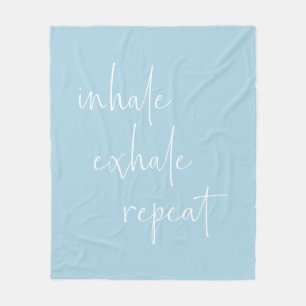 Inhale Exhale inspirationsoffert minimalistisk blå Fleecefilt