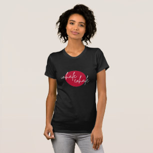 Inhale exhale Red (vitt teckensnitt) T Shirt