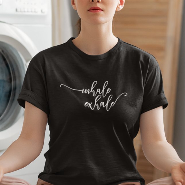 Inhale Exhale Typography Handskriftlig Yoga T Shirt (Skapare uppladdad)