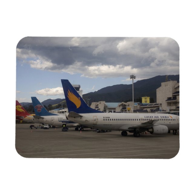 Inhemska kinesiska jetflygplan uppradade vid magnet (Horisontell)