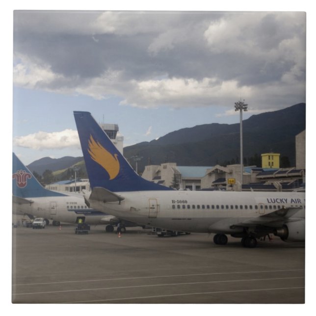 Inhemska kinesiska jetflygplan uppställda vid kakelplatta (Framsidan)