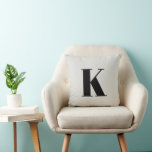 Initial Brev | Monogram Modern Snyggt Trendig Kudde<br><div class="desc">Enkelt,  snyggt anpassningsbar,  inledande brev monogramkudde i modern minimalistisk typografi i svart på ruttet grått bakgrund. En anpassningsbar eller ett tillbehör till perfekten med personlig beröring!</div>