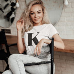 Initial Brev | Monogram Modern Snyggt Trendig T Shirt<br><div class="desc">Enkelt,  snyggt anpassningsbar initialt brev-monogramkvinnans t-shirt i modern minimalistisk typografi i svart. En anpassningsbar i perfekt eller mode-tillbehör med personlig beröring!</div>