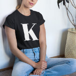 Initial Brev | Monogram Modern Snyggt Trendig T Shirt<br><div class="desc">Enkelt,  snyggt anpassningsbar initialt brev-monogramkvinnors t-shirt i modern minimalistisk typografi i vitt. En anpassningsbar i perfekt eller mode-tillbehör med personlig beröring!</div>
