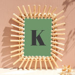 Initial Brev | Monogram Modern Trendig Sage Grönt Poster<br><div class="desc">Enkelt,  första brev-monogram med anpassningsbar i snyggt poster tryckning i modern minimalistisk typografi i mörk grått på sage grönt. En anpassningsbar eller ett tillbehör till perfekten med personlig beröring!</div>
