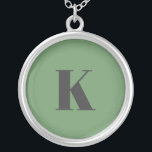 Initial Brev | Monogram Modern Trendig Sage Grönt Silverpläterat Halsband<br><div class="desc">Enkelt,  snyggt anpassningsbar inledande brev monogramhalsband i modern minimalistisk typografi i mörk grått på sage grönt. En anpassningsbar i perfekt eller mode-tillbehör med personlig beröring!</div>