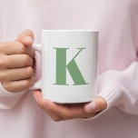 Initial Brev | Monogram Modern Trendig Sage Grönt Två-Tonad Mugg<br><div class="desc">Enkelt,  snyggt anpassningsbar initialt brev monogram kaffe mugg i modern minimalistisk typografi i sage grönt. En anpassningsbar eller ett tillbehör till perfekten med personlig beröring!</div>