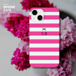 Initial enkel minimal Shock rosa Bow<br><div class="desc">Vi presenterar vår nya iPhone 14 fodral, designad med ett enkelt shock rosa och vitt strimlat mönster som säkert kommer att vända huvudet. För att öka skärpan har vi inkluderat en liten svart båge på framsidan. Och för att göra det till en verklig personlig kan fodral monogrammeras med ert initialer....</div>