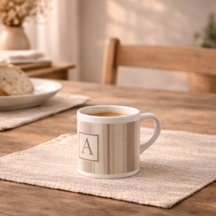 Initial lantlig gårdsstripe i beige och taupe espressomugg