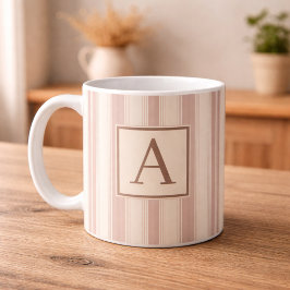Initial lantlig gårdsstripe i beige och taupe kaffemugg