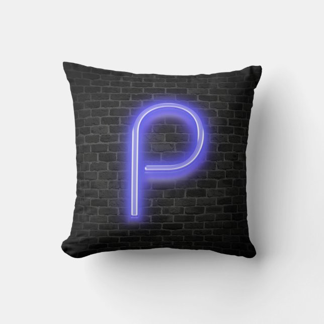 Initial P i neonljus på tegel  Kudde (Framsida)