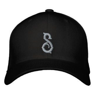 Initialbokstav S Broderad Keps